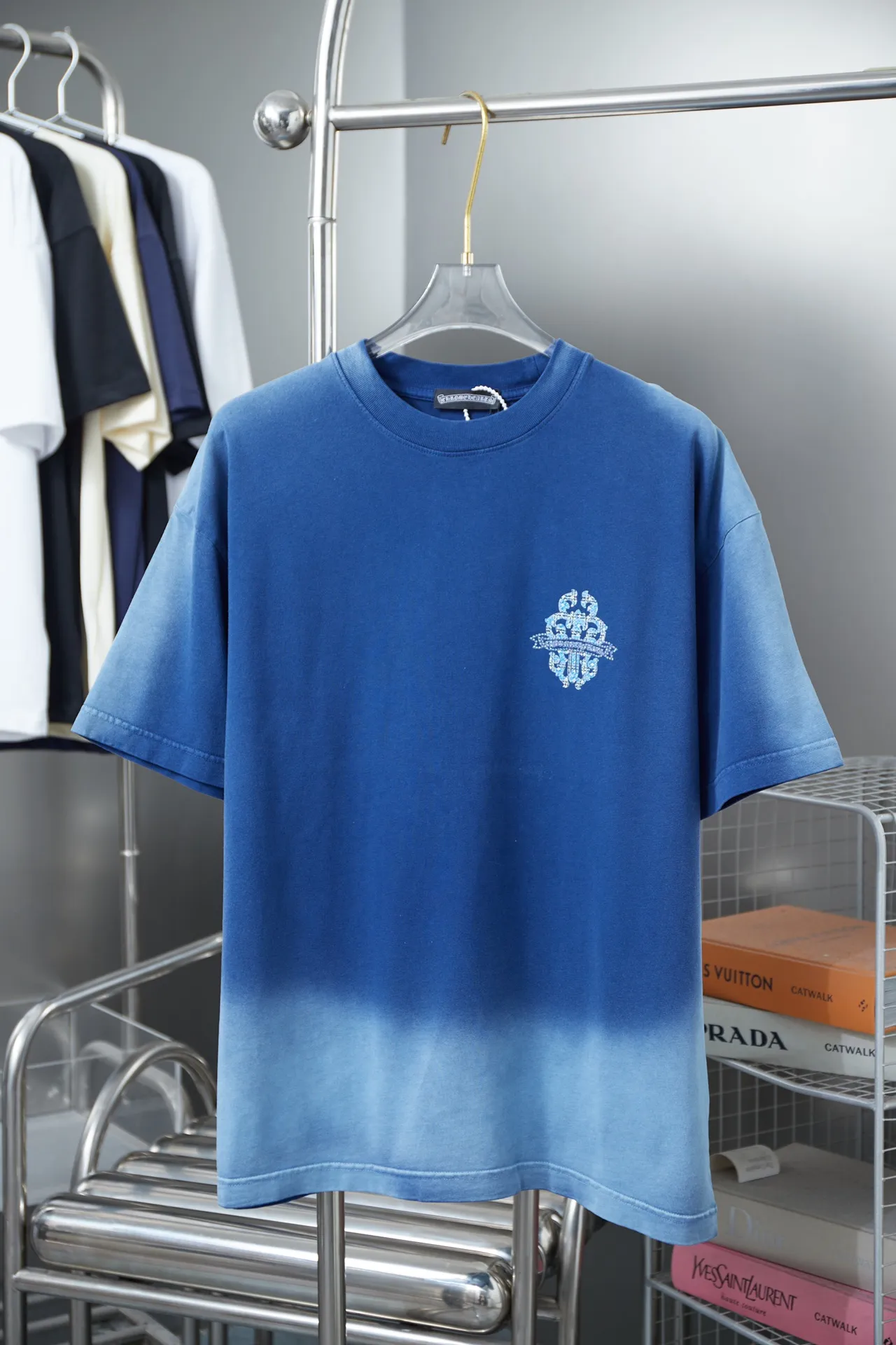 🅿️210 Ch*ome Hearte 25SS early spring new style, short-sleeved with Kro heart logo and rhinestones, light luxury, essential item for daily commuting for men and women, correct version, welcome to compare, detailed features · 320g 100% pure cotton double yarn jersey fabric · Custom dyed in the same vat, special thickened 32 pieces double-strand 1X1 thread · Digital direct printing ➕Australian imported pearlescent diamonds ➕Thick three-dimensional letter logo · Ready-made garments are dyed, then faded and fried with snowflakes, then washed to make them look old. · Common washing improves the effect. · Double-needle stitching and seam-crossing process. · Original main mark, washed tag, branded moisture-proof paper packaging. Color: black/blue/green. Size: S/M/L/XL.
